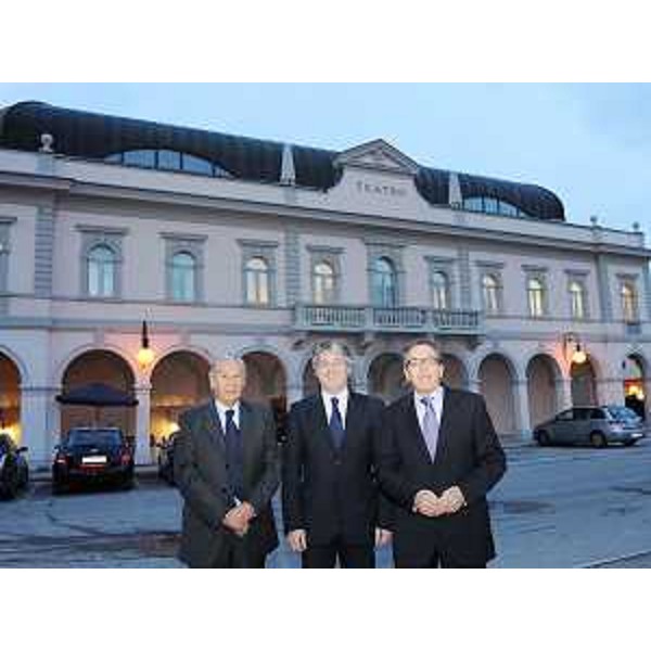 Ettore Romoli (Sindaco Gorizia), Renzo Tondo (Presidente Friuli Venezia Giulia) e Franco Tommasini (Sindaco Gradisca) davanti al Nuovo Teatro Comunale di Gradisca. (Gradisca 21/04/09)