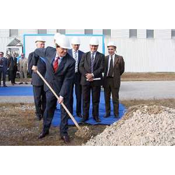 Lodovico Sonego (Assessore regionale alla pianificazione territoriale, energia, mobilità e infrastrutture di trasporto) con le altre autorità in occasione della cerimonia della posa della prima prietra del casello autostradale di Ronchis. (Ronchis di Latisana 13/10/06)