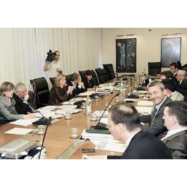 Sandra Savino (Assessore regionale Programmazione, Risorse economiche e finanziarie, Patrimonio e Servizi generali) alla riunione del Comitato per la legislazione, il controllo e la valutazione, in Consiglio regionale. (Trieste 23/04/09)