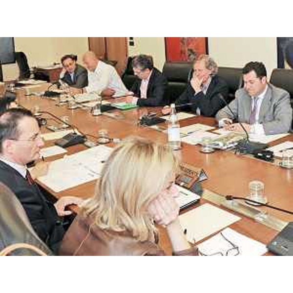 Sandra Savino (Assessore regionale Programmazione, Risorse economiche e finanziarie, Patrimonio e Servizi generali) in V Commissione in Consiglio regionale. (Trieste 23/04/09) 