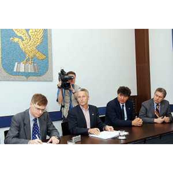 Riccardo Illy (Presidente Regione Friuli Venezia Giulia) con Danilo Spazzapan e Angelo Baiguera ritratti nel corso della conferenza stampa sulla Sanità. (Trieste 18/10/06)