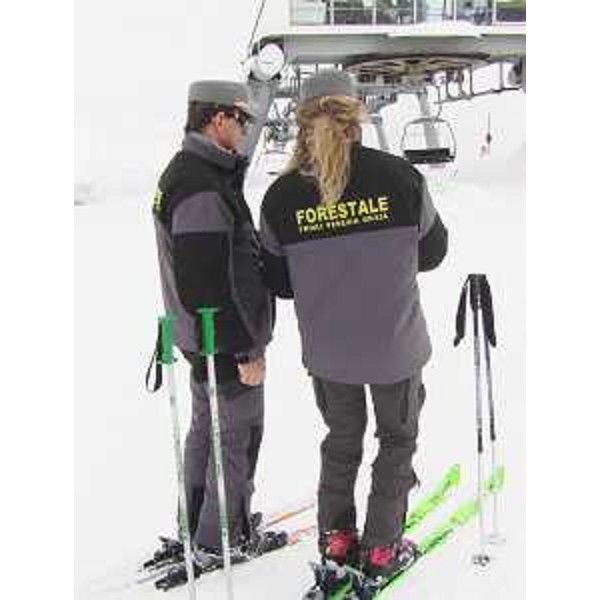 Operatori del Corpo forestale regionale per la sicurezza sulle piste da sci dei poli turistici invernali del Friuli Venezia Giulia. 