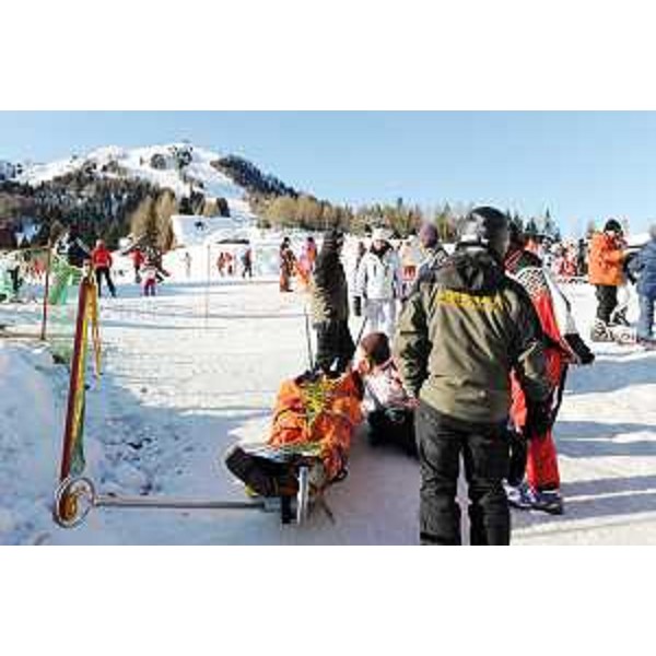 Operatori del Corpo forestale regionale per la sicurezza sulle piste da sci dei poli turistici invernali del Friuli Venezia Giulia. 