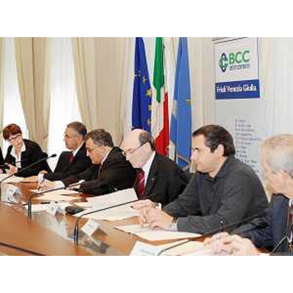 Alessia Rosolen (Assessore regionale Lavoro, Università e Ricerca, delegato Pari Opportunità e Politiche giovanili) al tavolo della sigla del protocollo d'intesa per l'anticipo della cassa integrazione ordinaria ai lavoratori. (Trieste 28/04/09)