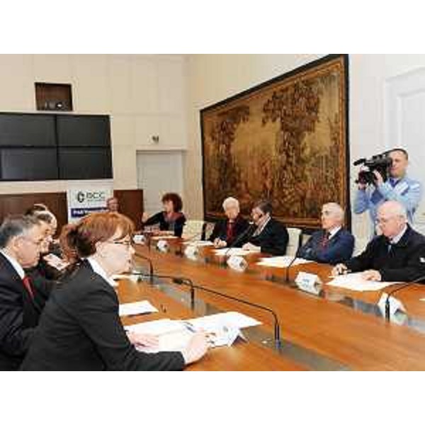 Alessia Rosolen (Assessore regionale Lavoro, Università e Ricerca, delegato Pari Opportunità e Politiche giovanili) al tavolo della sigla del protocollo d'intesa per l'anticipo della cassa integrazione ordinaria ai lavoratori. (Trieste 28/04/09)