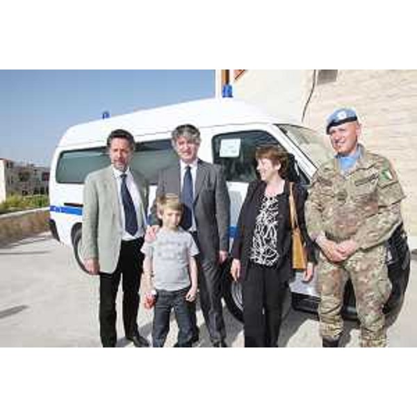 Marino Andolina (Medico Ospedale Burlo Garofolo), Renzo Tondo (Presidente Friuli Venezia Giulia), Maria Augusta Marrosu (Prefetto Gorizia) e Flaviano Godio (Generale Comandante settore multinazionale Ovest di Unifil) nella base di Shama in Libano. (Libano 28/04/09)