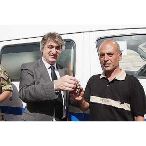 Renzo Tondo (Presidente Friuli Venezia Giulia) consegna le chiavi dell'ambulanza dono della Provincia di Gorizia al Sindaco di Zibquin, Ali Bezih, nella base di Shama in Libano. (Libano 28/04/09)