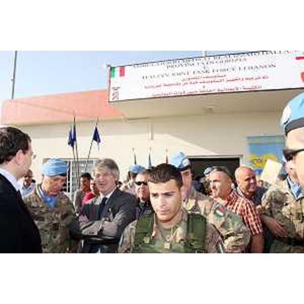 Renzo Tondo (Presidente Friuli Venezia Giulia) visita il settore multinazionale Ovest di Unifil nella base di Shama in Libano. (Shama 28/04/09)