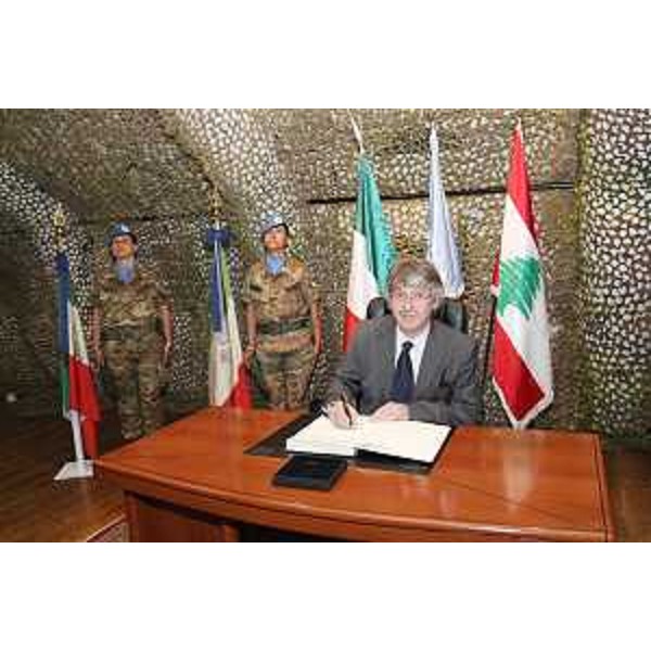 Renzo Tondo (Presidente Friuli Venezia Giulia) visita il settore multinazionale Ovest di Unifil nella base di Shama in Libano. (Shama 28/04/09)