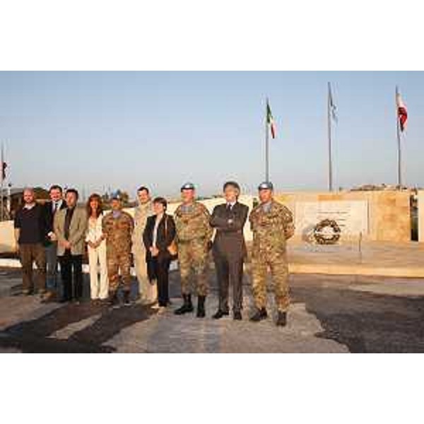 Renzo Tondo (Presidente Friuli Venezia Giulia) visita il settore multinazionale Ovest di Unifil nella base di Shama in Libano. (Shama 28/04/09)