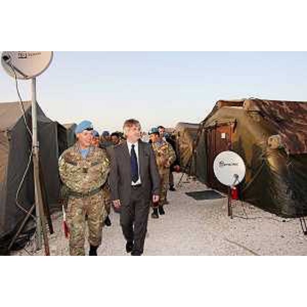 Renzo Tondo (Presidente Friuli Venezia Giulia) visita il settore multinazionale Ovest di Unifil nella base di Shama in Libano. (Shama 28/04/09)