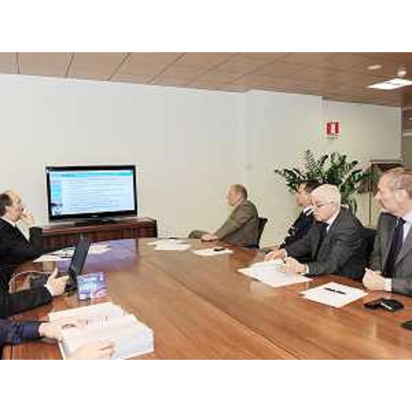 Riccardo Riccardi (Assessore regionale Mobilità, Energia ed Infrastrutture di Trasporto) con rappresentanti di Autovie Venete, Autostrade per l'Italia, Anas, FVG Strade e Polstrada in riunione a Udine. (Udine 05/05/09) 