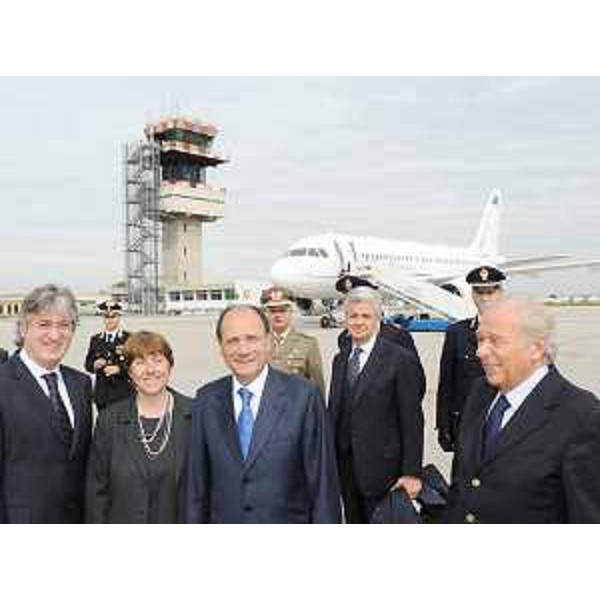 Renzo Tondo (Presidente Friuli Venezia Giulia) ed Ettore Romoli (Sindaco Gorizia) accolgono Renato Giuseppe Schifani (Presidente Senato) all'aeroporto FVG di Ronchi dei Legionari. (Ronchi dei Legionari 06/05/09)