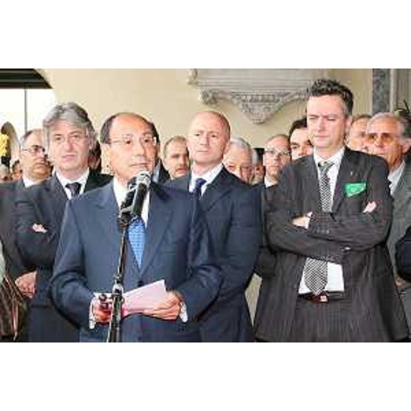 Renzo Tondo (Presidente Friuli Venezia Giulia), Renato Giuseppe Schifani (Presidente Senato) ed Edouard Ballaman (Presidente Consiglio FVG) in occasione del 33° anniversario del terremoto che ha colpito il Friuli nel 1976. (Gemona del Friuli 06/05/09)