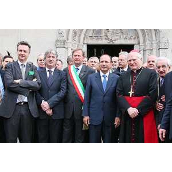 Edouard Ballaman (Presidente Consiglio FVG), Renzo Tondo (Presidente Friuli Venezia Giulia) e Renato Giuseppe Schifani (Presidente Senato) in occasione del 33° anniversario del terremoto che ha colpito il Friuli nel 1976. (Gemona del Friuli 06/05/09) 