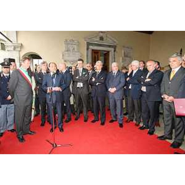 Renzo Tondo (Presidente Friuli Venezia Giulia), Renato Giuseppe Schifani (Presidente Senato) ed Edouard Ballaman (Presidente Consiglio FVG) in occasione del 33° anniversario del terremoto che ha colpito il Friuli nel 1976. (Gemona del Friuli 06/05/09) 