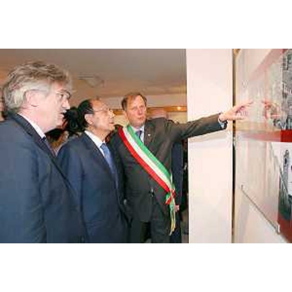 Renzo Tondo (Presidente Friuli Venezia Giulia), Renato Giuseppe Schifani (Presidente Senato) e Gabriele Marini (Sindaco Gemona del Friuli) in occasione del 33° anniversario del terremoto che ha colpito il Friuli nel 1976. (Gemona del Friuli 06/05/09) 
