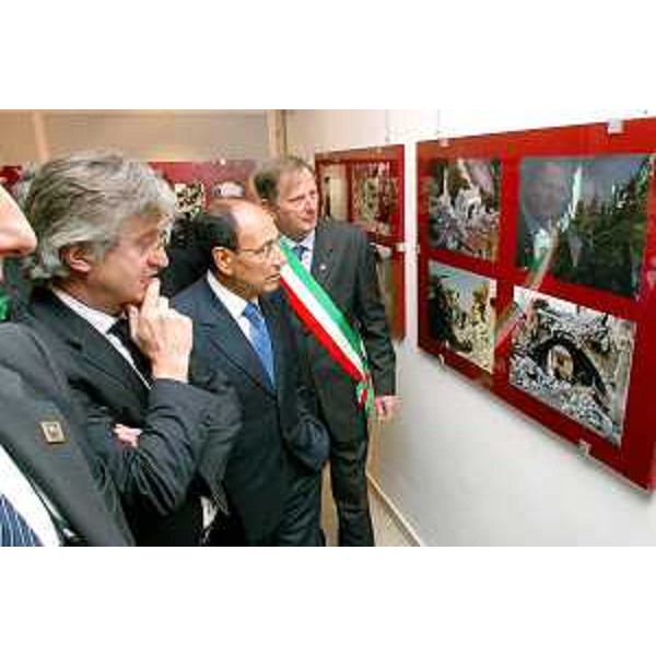 Renzo Tondo (Presidente Friuli Venezia Giulia), Renato Giuseppe Schifani (Presidente Senato) e Gabriele Marini (Sindaco Gemona del Friuli) in occasione del 33° anniversario del terremoto che ha colpito il Friuli nel 1976. (Gemona del Friuli 06/05/09) 