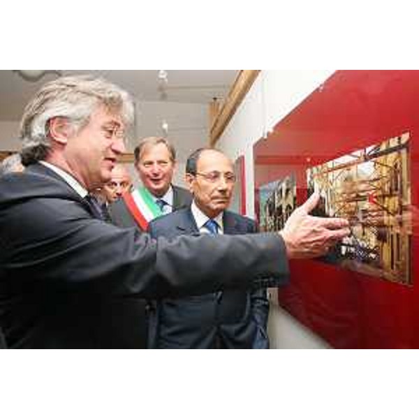 Renzo Tondo (Presidente Friuli Venezia Giulia), Renato Giuseppe Schifani (Presidente Senato) e Gabriele Marini (Sindaco Gemona del Friuli) in occasione del 33° anniversario del terremoto che ha colpito il Friuli nel 1976. (Gemona del Friuli 06/05/09) 