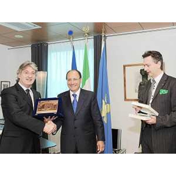 Renzo Tondo (Presidente Friuli Venezia Giulia), Renato Giuseppe Schifani (Presidente Senato) ed Edouard Ballaman (Presidente Consiglio FVG) nella sede regionale di Udine. (Udine 06/05/09)