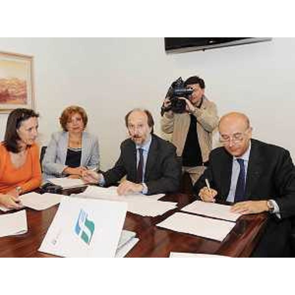 Riccardo Riccardi (Assessore regionale Mobilità e Infrastrutture di Trasporto) e Giancarlo Laguzzi (Responsabile Divisione Passeggeri regionale Trenitalia) firmano il contratto di servizio per il Trasporto pubblico ferroviario in FVG 2009-2011, a Udine. (Udine 08/05/09)