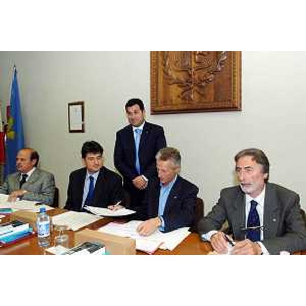 Riccardo Illy (Presidente Regione Friuli Venezia Giulia) con Franco Iacop (Assessore regionale per le relazioni internazionali, comunitarie e autonomie locali), Maurizio Malduca (Sindaco di Attimis e Presidente dell'Unione dei Comuni di Attimis e Faedis) e Franco Beccari (Sindaco di Faedis) ritratti nel corso della Seduta della Giunta Regionale tenutasi nella sede dell'Unione dei Comuni di Attimis e Faedis. (Faedis 20/10/06)