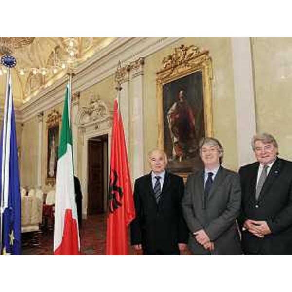 Anastas Duro (Ministro albanese Lavoro, Affari sociali e Pari Opportunità), Renzo Tondo (Presidente Friuli Venezia Giulia) ed Elio De Anna (Assessore regionale Organizzazione, Personale e Sistemi informativi, delegato Attività ricreative e sportive) nella sede della Regione a Trieste. (Trieste 12/05/09)