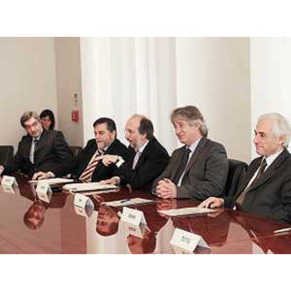 Renzo Tondo (Presidente FVG e Commissario Emergenza A4) e Riccardo Riccardi (Assessore regionale Mobilità, Energia e Infrastrutture di Trasporto) al tavolo dellla sottoscrizione del "Protocollo di legalità" con le Prefetture di Trieste, Udine, Gorizia, Pordenone, Venezia e Treviso, nella sede della Regione a Trieste. (Trieste 12/05/09)