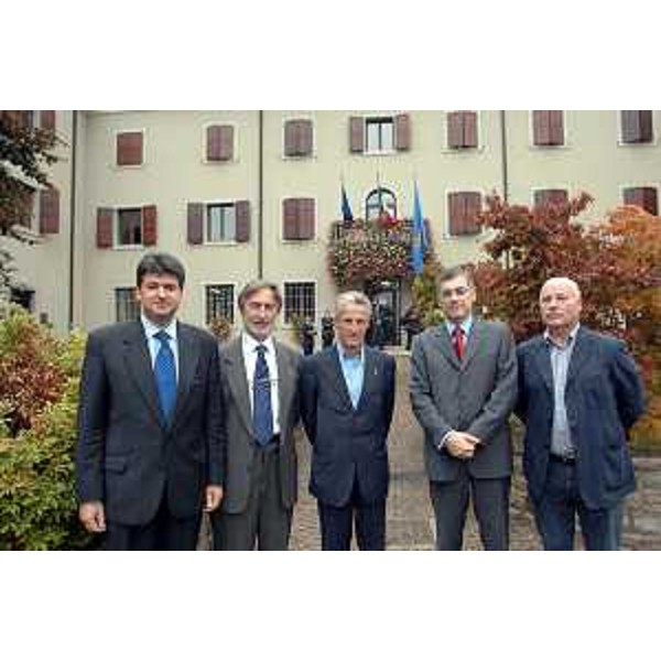 Riccardo Illy (Presidente Regione Friuli Venezia Giulia) con Maurizio Malduca (Sindaco di Attimis e Presidente dell'Unione dei Comuni di Attimis e Faedis), Franco Beccari (Sindaco di Faedis), Giovanni Cumin (Sindaco di Campolongo al Torre) e Luigi Morsut (Sindaco di Tapogliano) ritratti nel corso della Seduta della Giunta Regionale tenutasi nella sede dell'Unione dei Comuni di Attimis e Faedis. (Faedis 20/10/06)