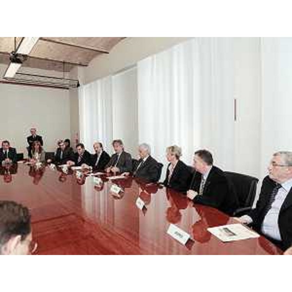 Renzo Tondo (Presidente FVG e Commissario Emergenza A4) e Riccardo Riccardi (Assessore regionale Mobilità, Energia e Infrastrutture di Trasporto) al tavolo dellla sottoscrizione del "Protocollo di legalità" con le Prefetture di Trieste, Udine, Gorizia, Pordenone, Venezia e Treviso, nella sede della Regione a Trieste. (Trieste 12/05/09)