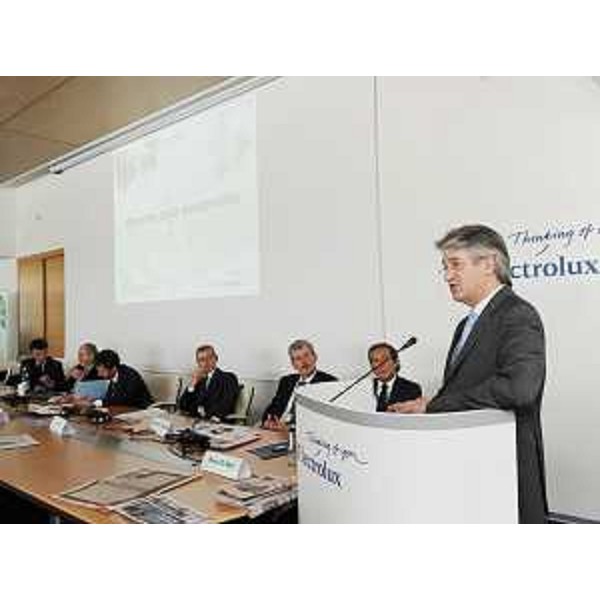 Renzo Tondo (Presidente Friuli Venezia Giulia) interviene sul tema "Ripartire dalla sostenibilità", nello stabilimento Electrolux Professional di Pordenone. (Pordenone 14/05/09) 
