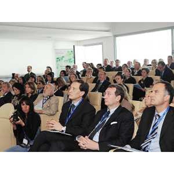 Luca Ciriani (Vicepresidente FVG e Assessore regionale Attività produttive) alla tavola rotonda sul tema "Ripartire dalla sostenibilità", nello stabilimento Electrolux Professional di Pordenone. (Pordenone 14/05/09) 