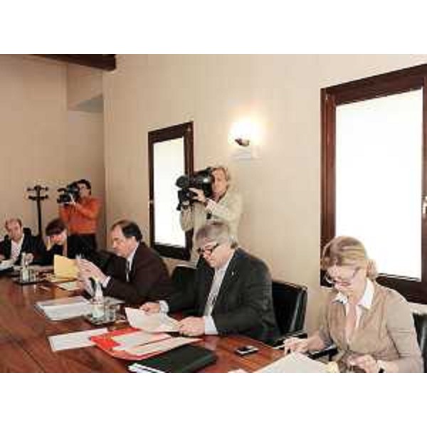 Vladimir Kosic (Assessore regionale Salute e Protezione sociale), Alessia Rosolen (Assessore regionale Lavoro, Università e Ricerca), Roberto Molinaro (Assessore regionale Istruzione, Formazione e Cultura), Elio De Anna (Assessore regionale Organizzazione, Personale e Sistemi informativI) e Sandra Savino (Assessore regionale Programmazione e Risorse economiche e finanziarie) nel corso della riunione di Giunta a Pordenone. (Pordenone 14/05/09)