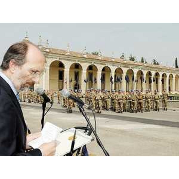 Riccardo Riccardi (Assessore regionale Mobilità, Energia ed Infrastrutture di Trasporto) alla cerimonia ufficiale per il rientro dei "Lancieri di Novara" dalla missione "Leonte 5" nel Sud del Libano, a Villa Manin di Passariano. (Codroipo 22/05/09)