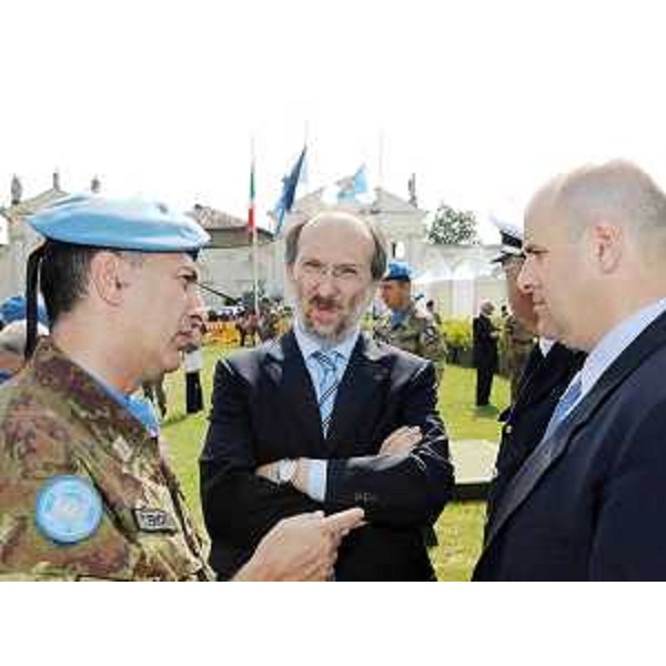 Riccardo Riccardi (Assessore regionale Mobilità, Energia ed Infrastrutture di Trasporto) e Vittorino Boem (Sindaco Codroipo) alla cerimonia ufficiale per il rientro dei "Lancieri di Novara" dalla missione "Leonte 5" nel Sud del Libano, a Villa Manin di Passariano. (Codroipo 22/05/09)