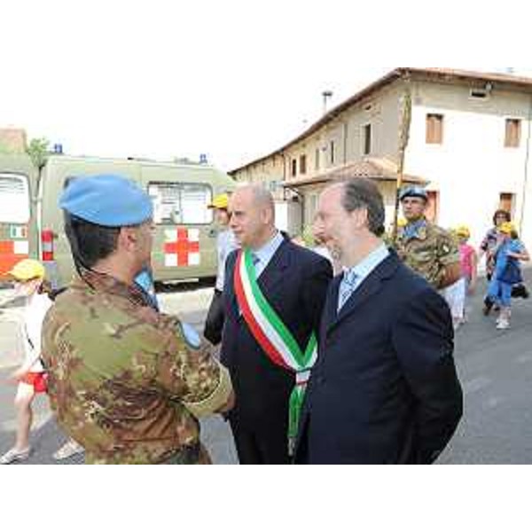 Riccardo Riccardi (Assessore regionale Mobilità, Energia ed Infrastrutture di Trasporto) e Vittorino Boem (Sindaco Codroipo) alla cerimonia ufficiale per il rientro dei "Lancieri di Novara" dalla missione "Leonte 5" nel Sud del Libano, a Villa Manin di Passariano. (Codroipo 22/05/09)