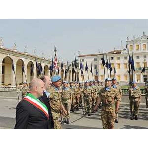 Riccardo Riccardi (Assessore regionale Mobilità, Energia ed Infrastrutture di Trasporto) e Vittorino Boem (Sindaco Codroipo) alla cerimonia ufficiale per il rientro dei "Lancieri di Novara" dalla missione "Leonte 5" nel Sud del Libano, a Villa Manin di Passariano. (Codroipo 22/05/09)