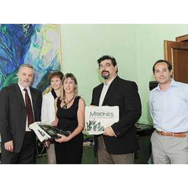 Vanni Lenna (Assessore regionale Ambiente e LL.PP., delegato Protezione civile) saluta Adriana Poles (Resp. P.R. e Stampa Provincia di Misiones) e Sergio Conde (Direttore Integrazione e Sviluppo Provincia di Misiones) della delegazione argentina della Provincia di Misiones, in Consiglio regionale a Trieste. (Trieste 21/05/09)