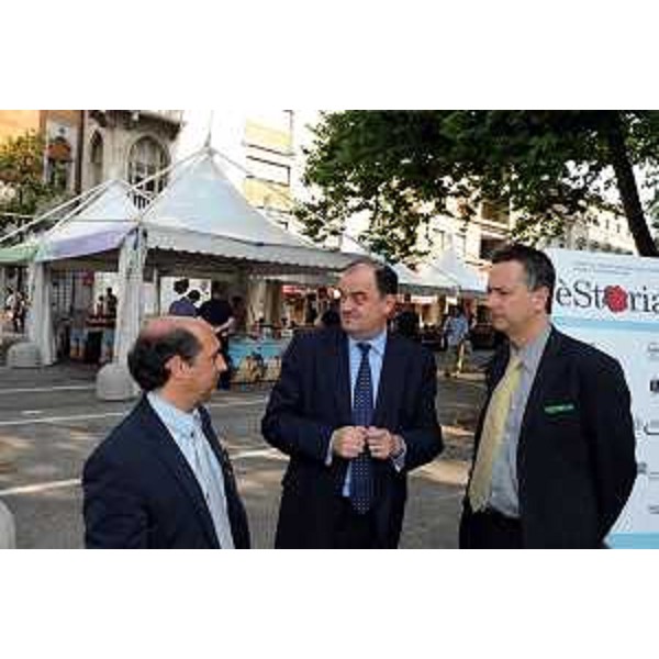 Roberto Molinaro (Assessore regionale alla Cultura) ed Edouard Ballaman (Presidente del Consiglio regionale) all'inaugurazione del Festival E'-Storia a Gorizia. (Gorizia 22/05/09)