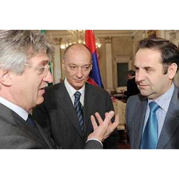 Renzo Tondo (Presidente Friuli Venezia Giulia) con Rasmin Ljajic (Ministro serbo del Lavoro e Politiche sociali) e Vladimir Nikolic (console generale di Serbia a Trieste) ad incontro e firma protocollo d'intesa nella sede della Regione a Trieste. (Trieste, 28/05/09)