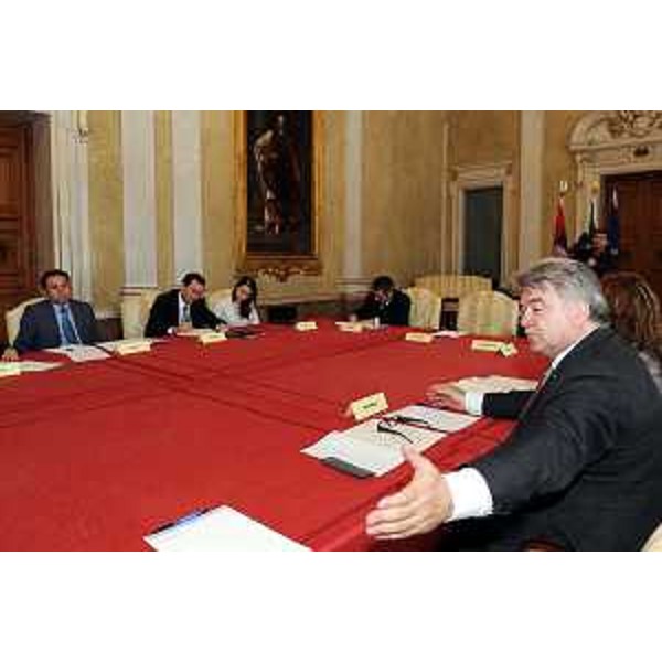 Elio De Anna (Assessore regionale Sistemi informativi) e Rasmin Ljajic (Ministro serbo del Lavoro e Politiche sociali) al tavolo di incontro. (Trieste, 28/05/09)