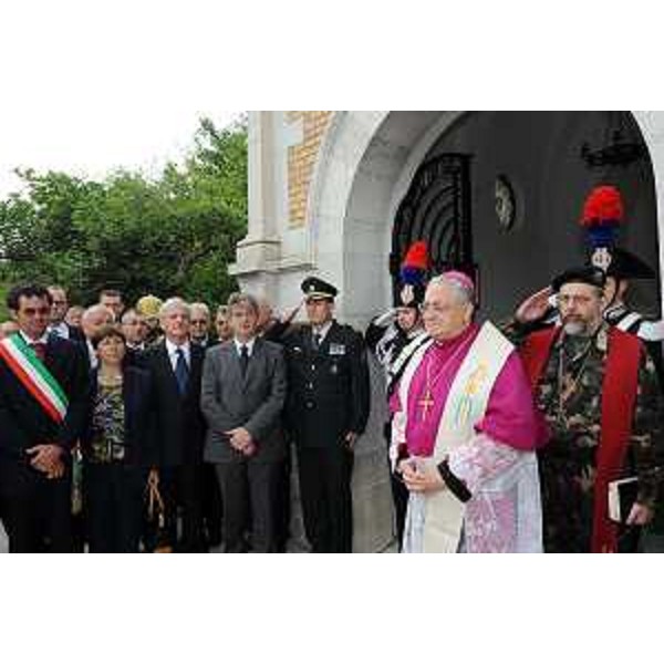 Renzo Tondo (Presidente della Regione Friuli Venezia Giulia) con Edouard Ballaman (Presidente del Consiglio Regionale), Laszlo Solyom (Presidente della Repubblica D'Ungheria) e Paolo Visintin (Sindaco del COmune di Doberò del lago) in un momento della cerimonia di consacrazione della Cappella Ungherese a Visintini di Doberdò del Lago, sul Carso Goriziano. (Doberdò del lago, 29/05/09)
