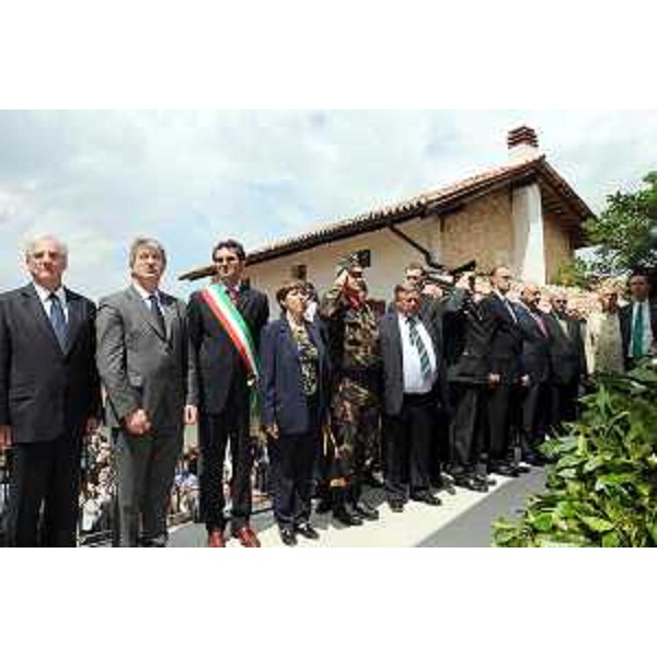 Renzo Tondo (Presidente della Regione Friuli Venezia Giulia) con Laszlo Solyom (Presidente della Repubblica D'Ungheria) e Paolo Visintin (Sindaco del Comune di Doberò del lago) alla cerimonia di consacrazione della Cappella Ungherese a Visintini di Doberdò del Lago, sul Carso Goriziano. (Doberdò del lago, 29/05/09)