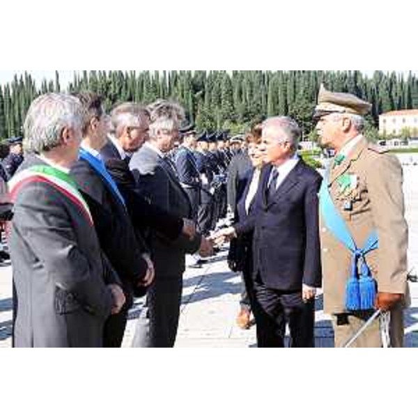 Renzo Tondo (Presidente Friuli Venezia Giulia) e Claudio Scajola (Ministro Sviluppo economico) al sacrario di Redipuglia per le celebrazioni del 63° anniversario della costituzione della Repubblica. (Fogliano-Redipuglia 02/06/09)