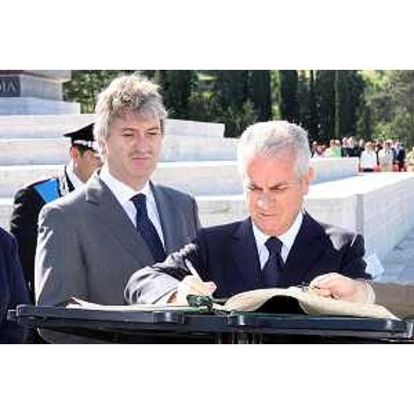 Renzo Tondo (Presidente Friuli Venezia Giulia) e Claudio Scajola (Ministro Sviluppo economico) al sacrario di Redipuglia per le celebrazioni del 63° anniversario della costituzione della Repubblica. (Fogliano-Redipuglia 02/06/09)