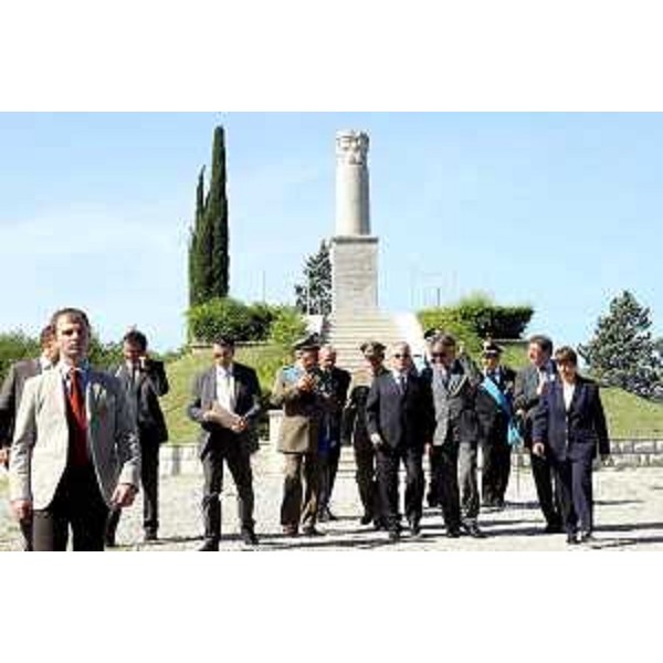 Renzo Tondo (Presidente Friuli Venezia Giulia) e Claudio Scajola (Ministro Sviluppo economico) al sacrario di Redipuglia per le celebrazioni del 63° anniversario della costituzione della Repubblica. (Fogliano-Redipuglia 02/06/09)