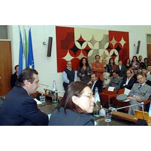 Michela Del Piero (Assessore regionale alla programmazione e controllo, alle risorse economiche e finanziarie, al patrimonio e servizi generali e alle pari opportunità) e Enzo Marsilio (Assessore regionale alle risorse agricole, naturali, forestali e montagna) ritratti nel corso del Seminario sui Controlli Comunitari. (Udine 23/10/06)