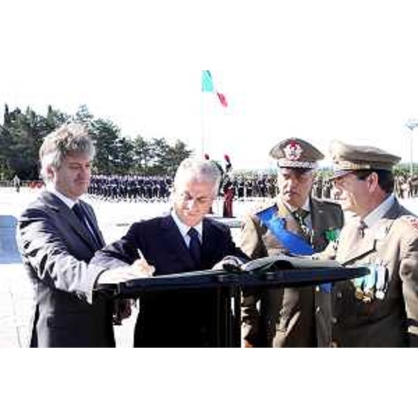 Renzo Tondo (Presidente Friuli Venezia Giulia) e Claudio Scajola (Ministro Sviluppo economico) al sacrario di Redipuglia per le celebrazioni del 63° anniversario della costituzione della Repubblica. (Fogliano-Redipuglia 02/06/09)