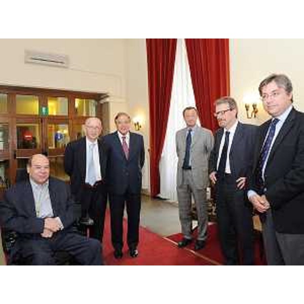 Vladimir Kosic (Assessore regionale Salute e Protezione sociale), Mario Brancati (Presidente Consulta regionale Associazioni Disabili), Lorenzo Pelizzo (Presidente Banca di Cividale), Sergio Paroni (Relazioni esterne Banca di Cividale), Giuseppe Battelli (Preside Scienze della Formazione, Università Trieste) e Francesco Peroni (Rettore Università Trieste), a Trieste. (Trieste 03/06/09)