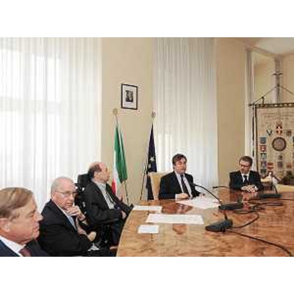 Lorenzo Pelizzo (Presidente Banca di Cividale), Mario Brancati (Presidente Consulta regionale Associazioni Disabili), Vladimir Kosic (Assessore regionale Salute e Protezione sociale), Francesco Peroni (Rettore Università Trieste) e Sergio Paroni (Relazioni esterne Banca di Cividale), a Trieste. (Trieste 03/06/09)